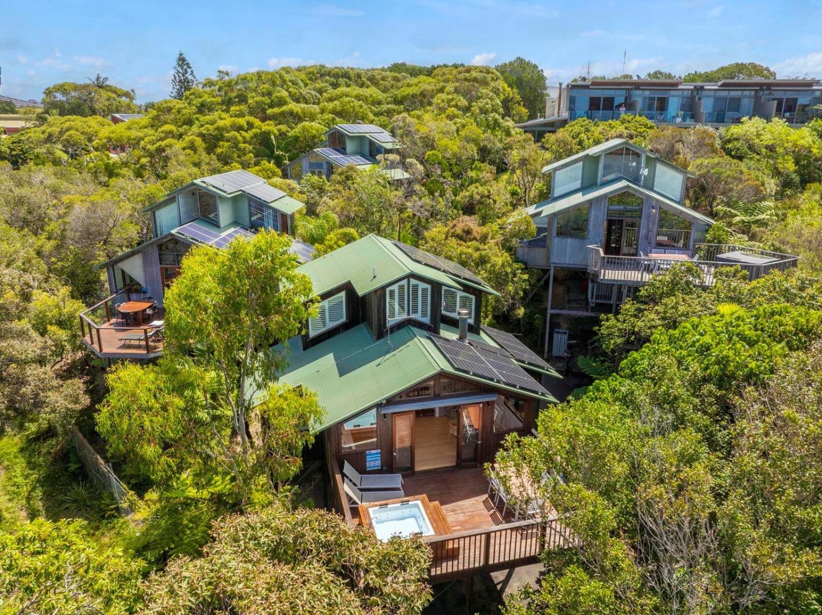 The Oasis Apartments And Treetop Houses Byron Bay Exterior photo